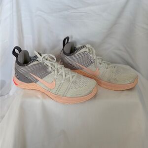 Women’s Size 7, Nike Metcon 4 shoes